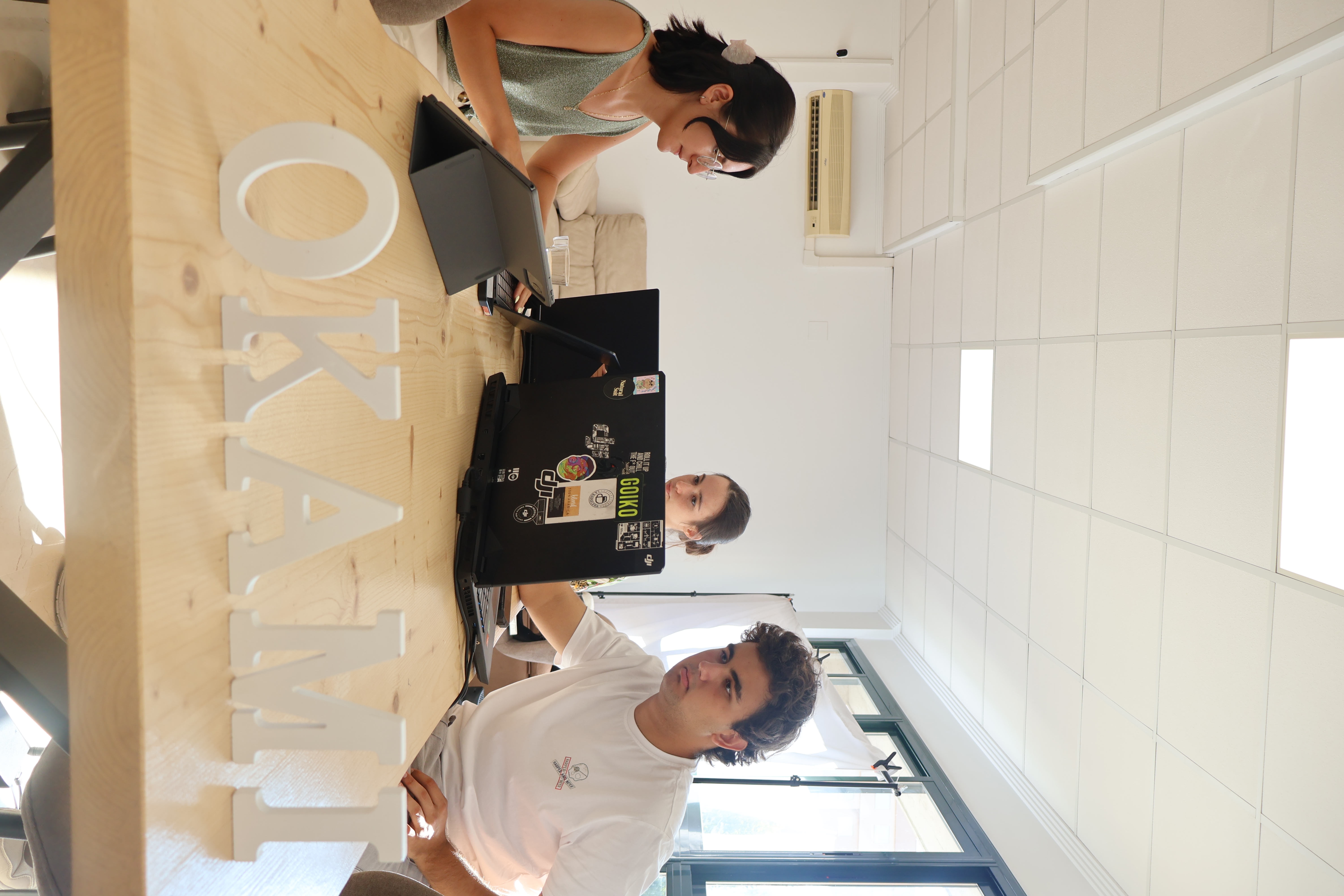 Equipo Okami Group trabajando en el estudio